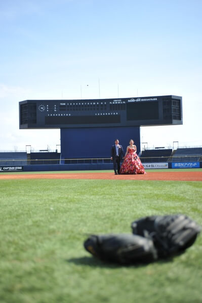 前撮り　野球　エコスタ　グローブ　タキシード　ドレス
