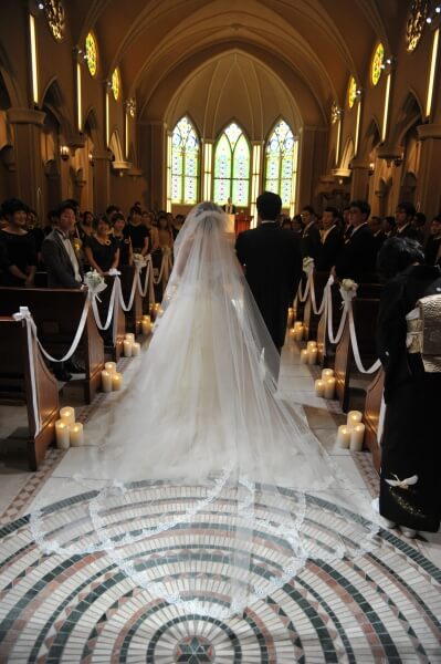 ウエディングドレス　チャペル　トレーン