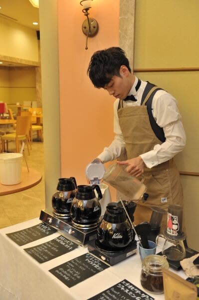 受付　コーヒー　新郎　ピアザララル－チェ